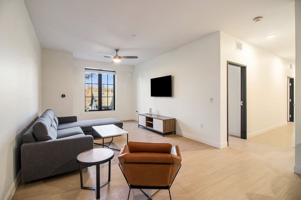 Luxury apt at Six11 - studying abroad! photo 4