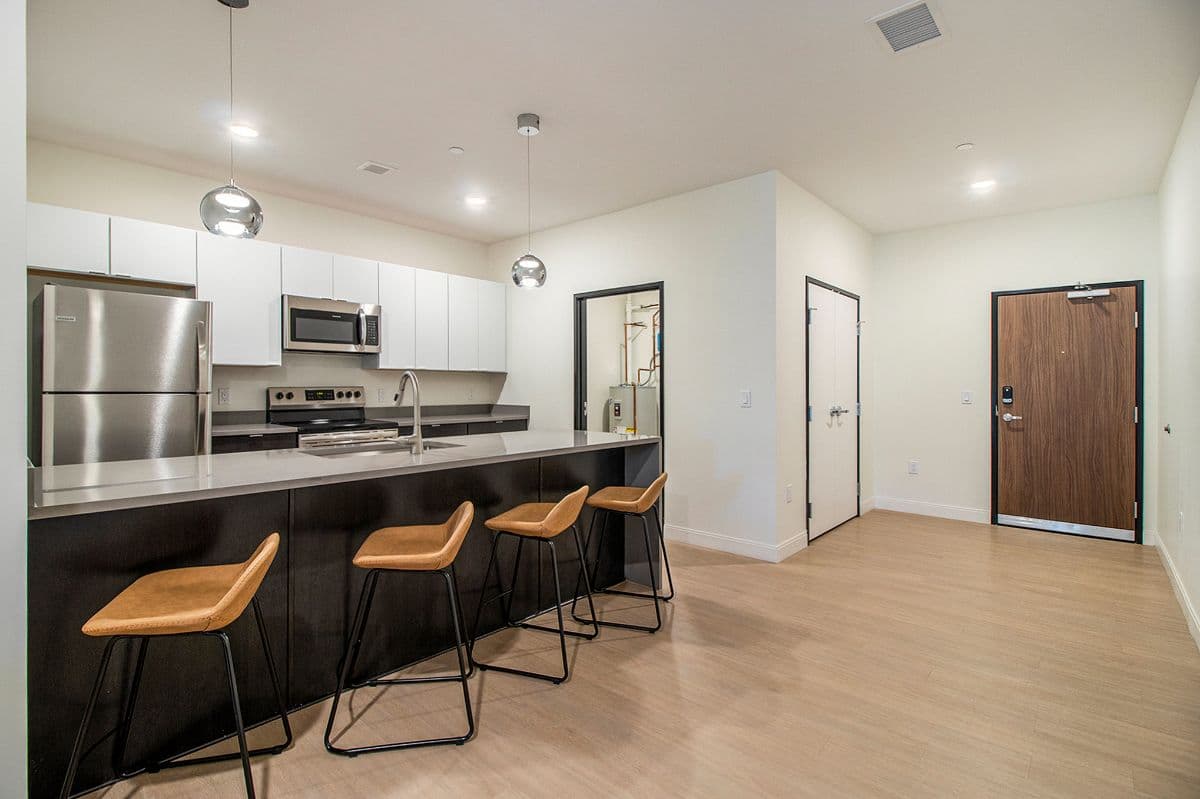 Luxury apt at Six11 - studying abroad! photo 3